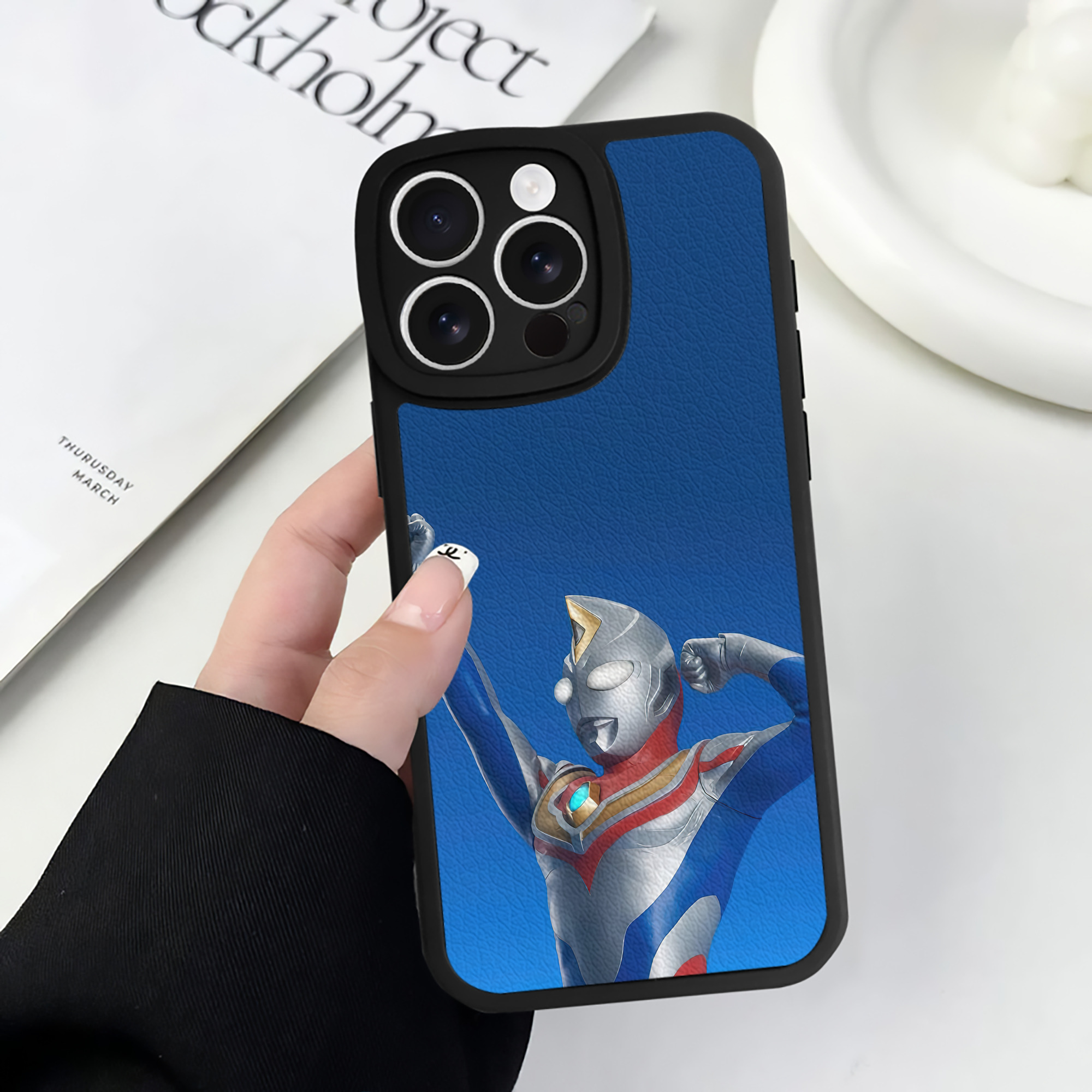 （画像用） ウルトラマン Ultraman 【iPhone 16シリーズ対応】シリコンスマホケース（レザー調） 材質：シリコン